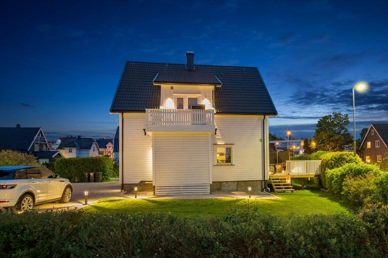 Selve boligen, felles inngang med trapp til 2 etasje. Egen gang i 2 etg. 